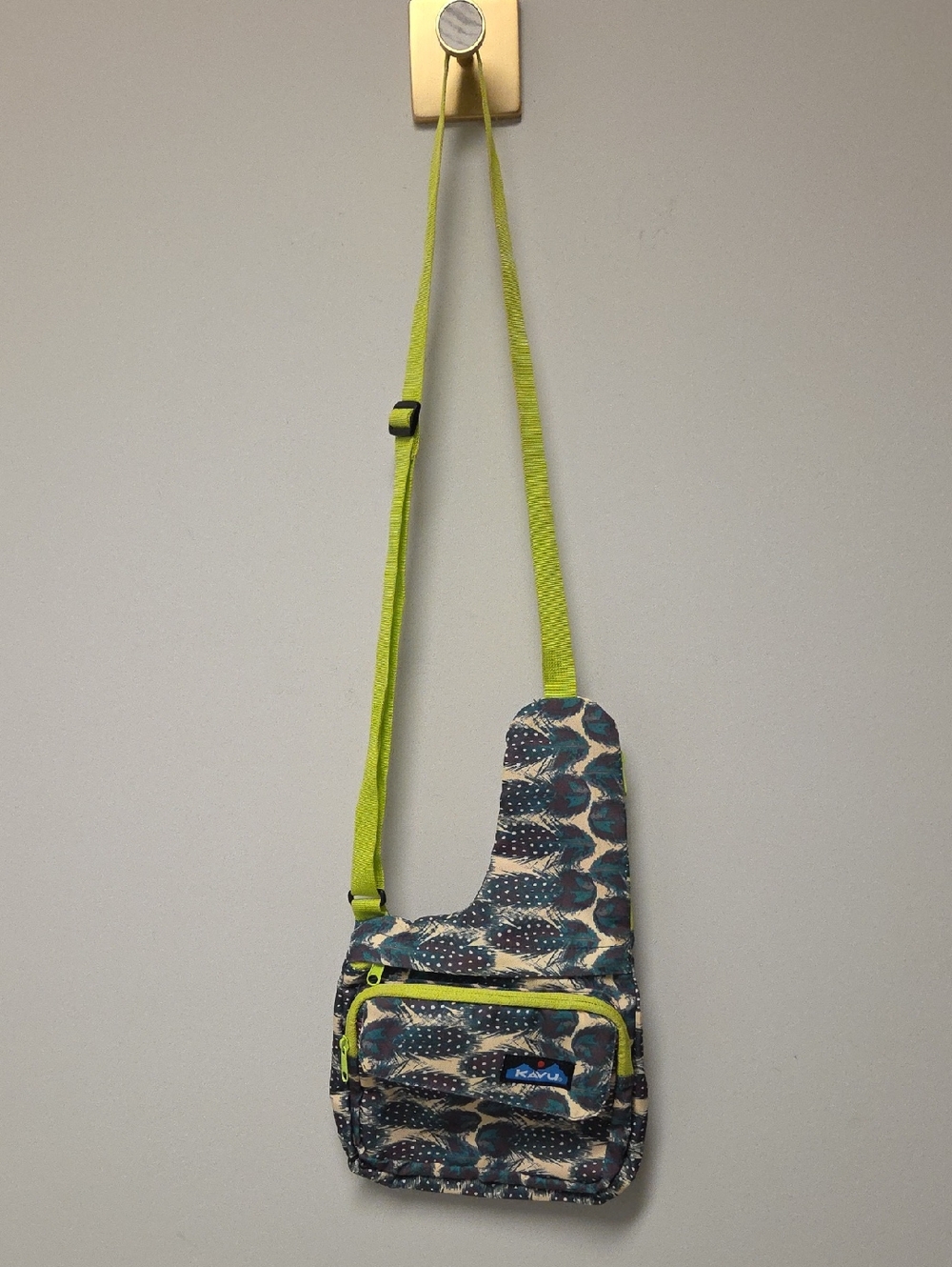 KAVU Crossbody Bag / Purse, Green Feathers, Excellent Condition - Picture 2 of 8